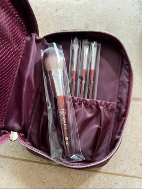 BK Beauty Travel Brush Set 
4 Brushes & Case